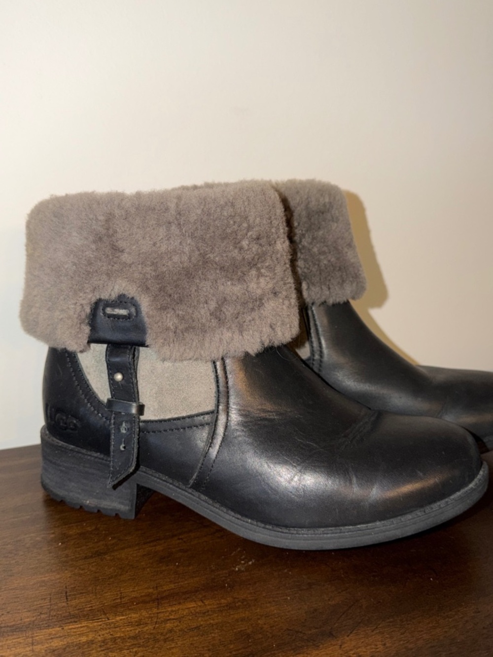 UGG Chyler Demitasse Leather Cuff Sheepskin Ankle Boots 1012524 Black Gray 7 US
